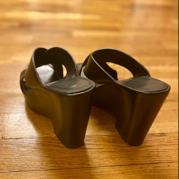 Gucci Cross-Strap Platform Sandals - Picture 4 of 4